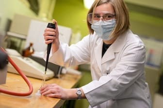 Leidenschaft für Naturwissenschaften: Svenja Gröbel, angehende CTA, arbeitet im Chromatographie-Labor mit einer Pipette.