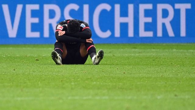 Nadiem Amiri und Bayer Leverkusen wirken nach der Niederlage gegen Bielefeld ratlos. Nadiem Amiri und Bayer Leverkusen wirken nach der Niederlage gegen Bielefeld ratlos.