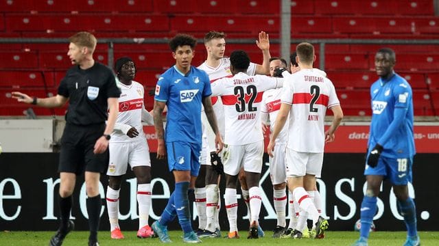 Stuttgarts Sasa Kalajdzic (M) erzielte im siebten Bundesliga-Spiel in Serie ein Tor.