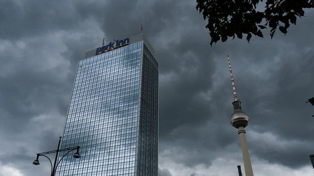 Das "Park Inn" Hotel am Alexanderplatz (Archivbild): In über 120 Meter Höhe haben Feuerwehrleute einen Leuchtbuchstaben an der Fassade eines Hotels am Berliner Alexanderplatz vor dem Absturz bewahrt.