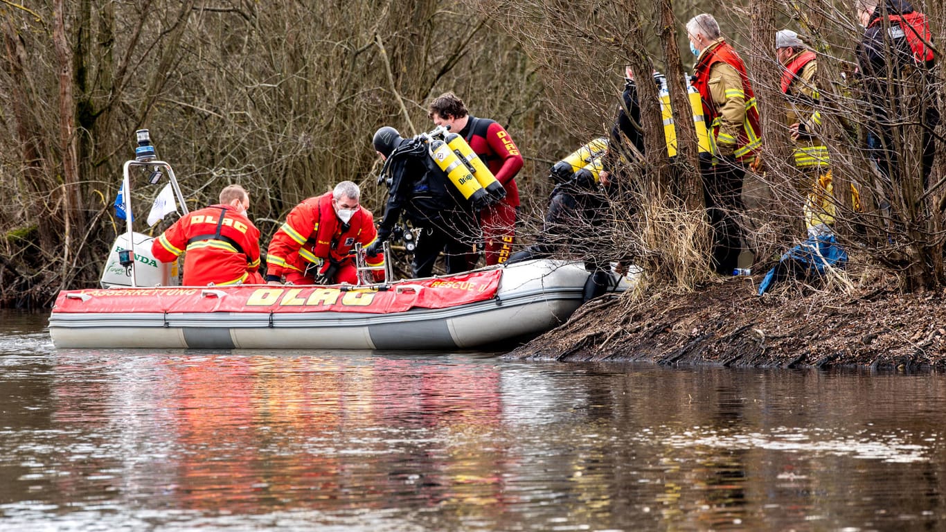 Einsatzkräfte sind auf dem Laher Teichunterwegs. Zwei Jungen im Alter von acht und neun Jahren sind in dem Gewässer ertrunken.
