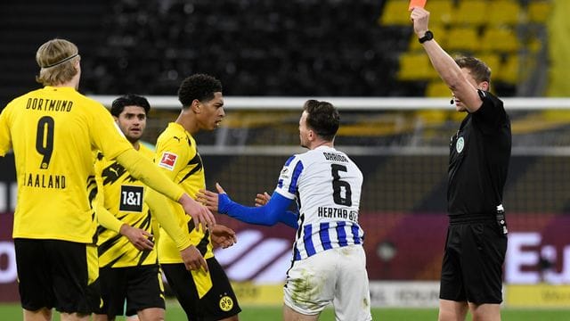 Die Schiedsrichter werden in der Corona-Krise von den Spielern mehr beachtet. Die Schiedsrichter werden in der Corona-Krise von den Spielern mehr beachtet.