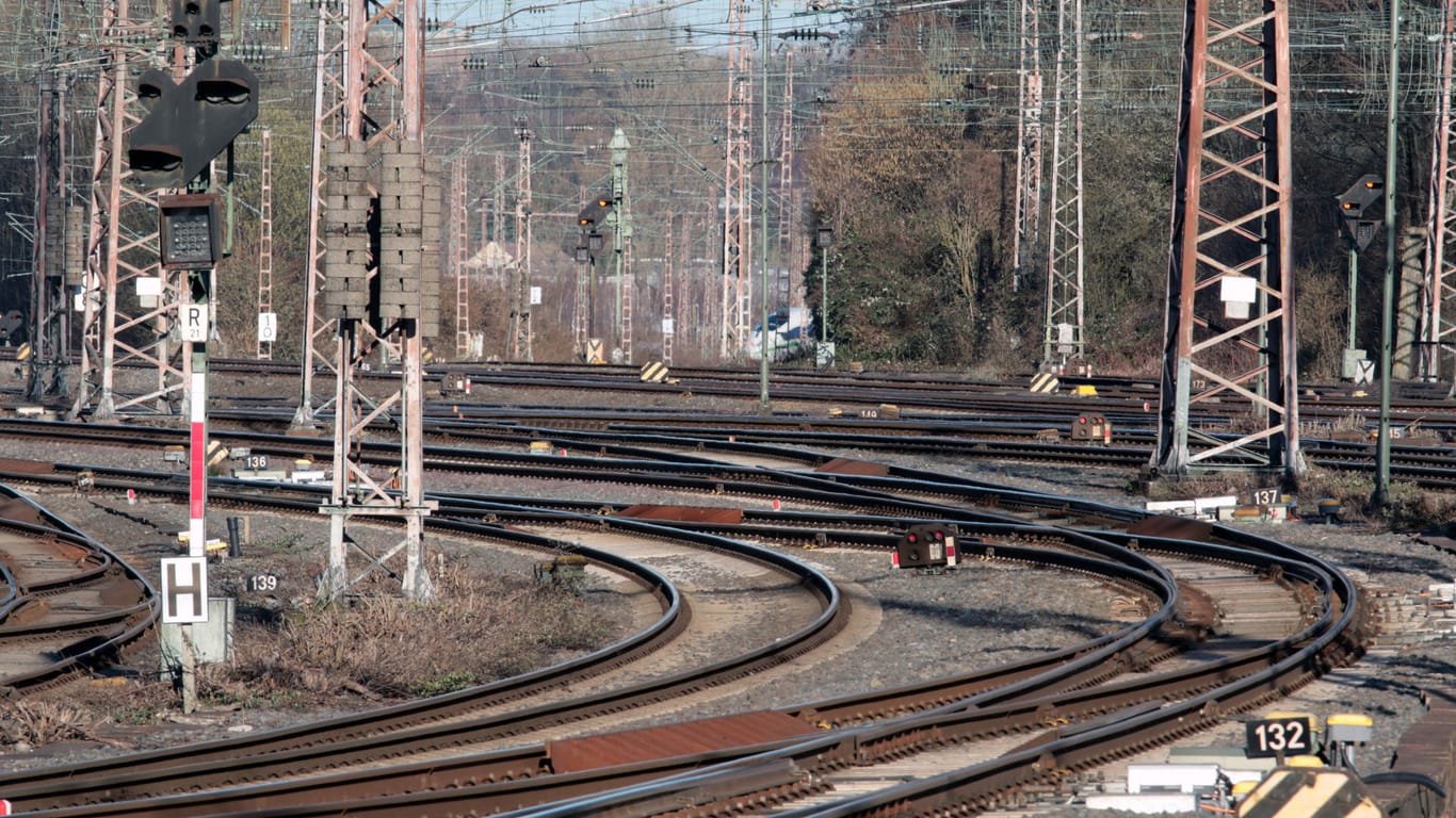 Schienen am Hauptbahnhof Essen (Symbolbild): Ein Gleisarbeiter ist von einem Zug erfasst und tödlich verletzt worden.