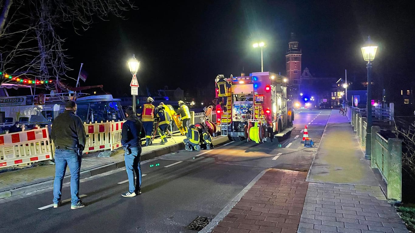 Rettungskräfte und Polizei am Hafenbecken in Leer: Nach ersten Erkenntnissen handelte es sich um einen Unfall, wie ein Sprecher der Feuerwehr sagte.