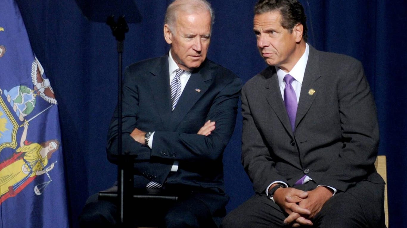 Joe Biden (l.) und New Yorks Gouverneur Andrew Cuomo im Jahr 2015: "Die Untersuchung ist im Gange und wir sollten sehen, was sie uns bringt".