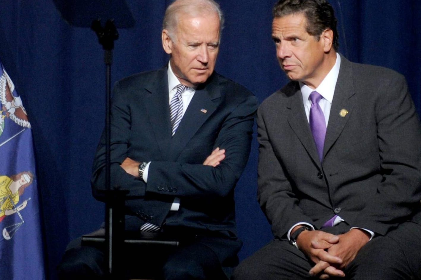 Joe Biden (l.) und New Yorks Gouverneur Andrew Cuomo im Jahr 2015: "Die Untersuchung ist im Gange und wir sollten sehen, was sie uns bringt".