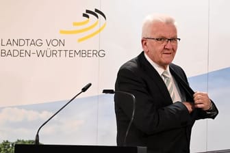 Winfried Kretschmann verlässt eine Pressekonferenz