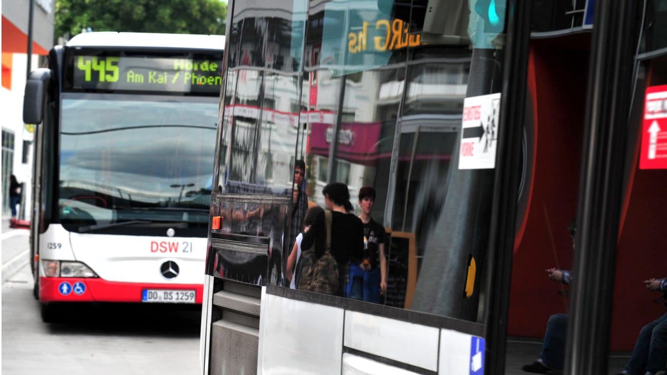 Busse stehen nebeneinander (Symbolbild): In Dortmund fahren wegen des Präsenzunterrichts nun deutlich mehr Busse.