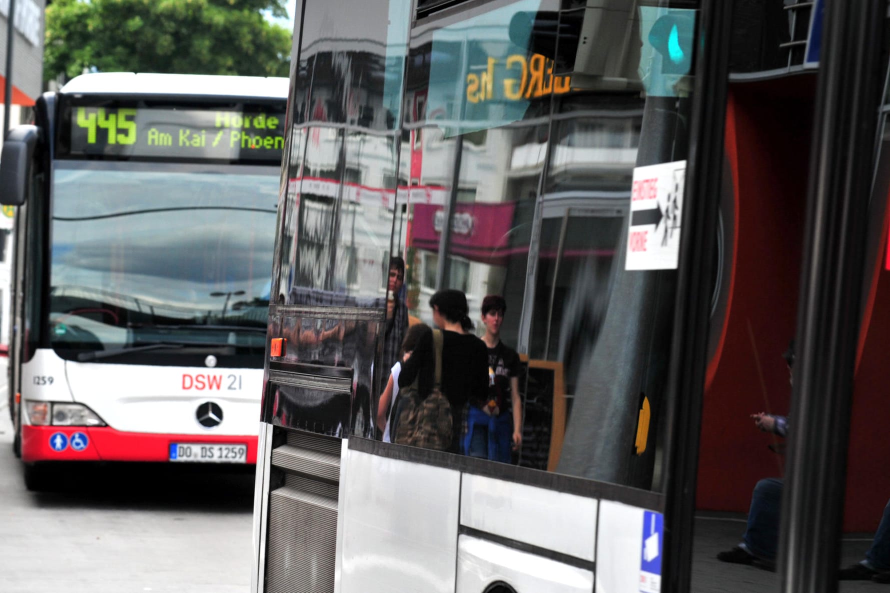 Busse stehen nebeneinander (Symbolbild): In Dortmund fahren wegen des Präsenzunterrichts nun deutlich mehr Busse.