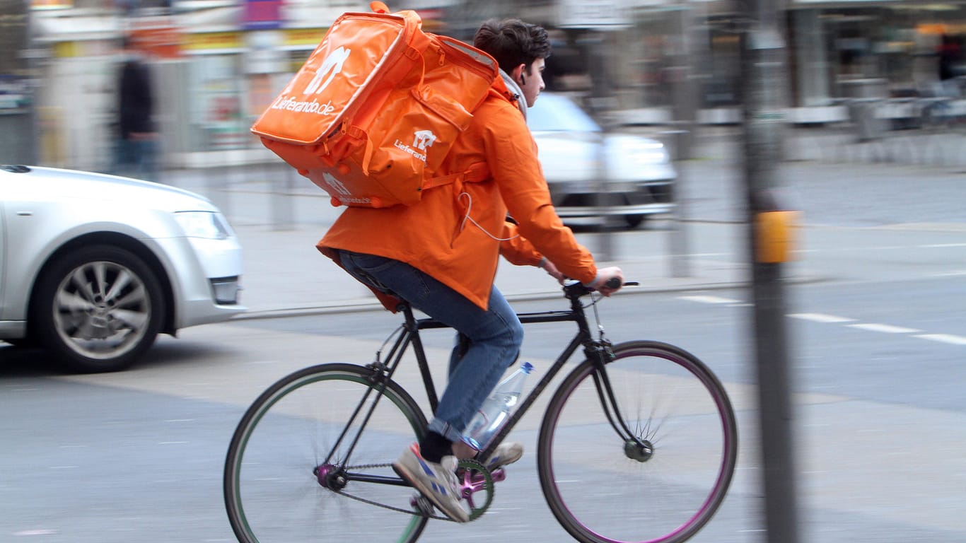 Fahrradkurier des Dienstleisters Lieferando: Die Lieferung mit der konzerneigenen Flotte kostet in einigen Städten nun deutlich mehr.