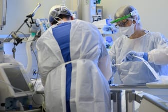 Intensivpflegerinnen versorgen einen Corona-Patienten im sächsischen Pulsnitz: Die Corona-Variante B.1.1.7 treibt die Infektionszahlen in Deutschland nach oben.