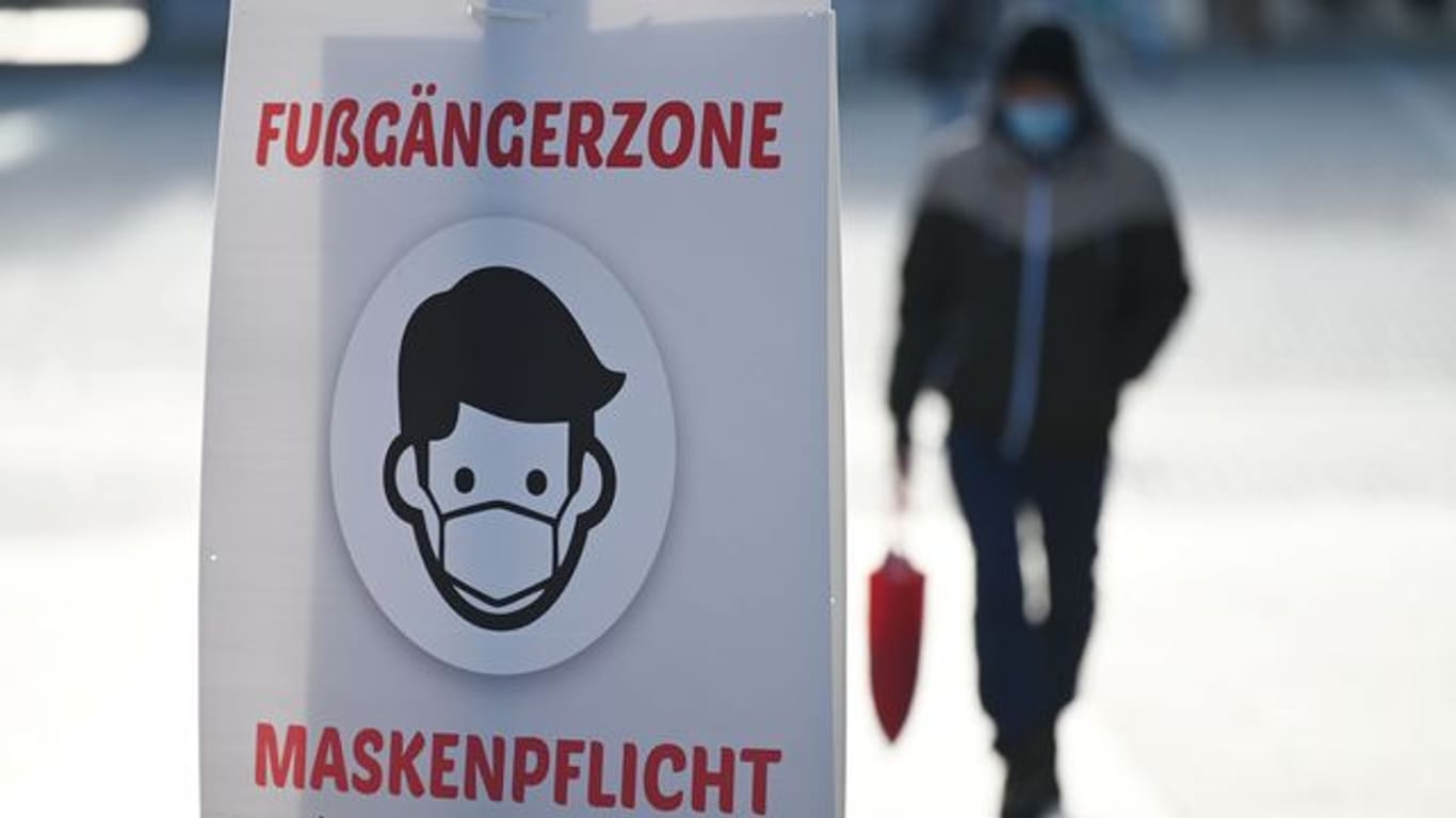Ein Schild weist auf die Maskenpflicht in der Fußgängerzone von Göppingen hin.