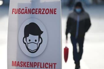 Ein Schild weist auf die Maskenpflicht in der Fußgängerzone von Göppingen hin.