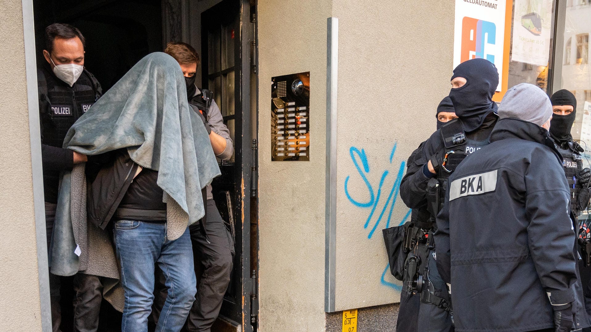 Ein Mann wird bei einer Razzia von der Polizei abgeführt (Archivbild): In Berlin sind Hunderte Clankriminelle aktiv, wie aus einem neuen Lagebericht hervorgeht.