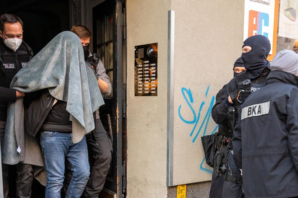 Ein Mann wird bei einer Razzia von der Polizei abgeführt (Archivbild): In Berlin sind Hunderte Clankriminelle aktiv, wie aus einem neuen Lagebericht hervorgeht.
