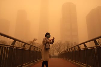 China, Peking: Der Sandsturm hat den Himmel über Peking vernebelt und die Luftqualität stark verschlechtert.