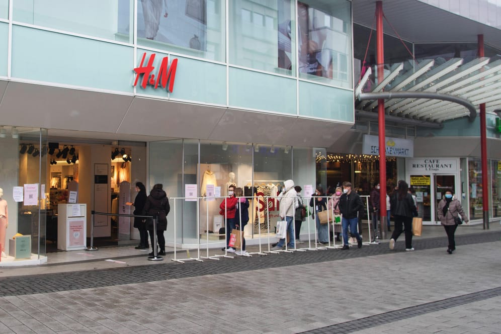 Shoppen mit Anstehen: Erste Öffnungen im März geben H&M Hoffnung.