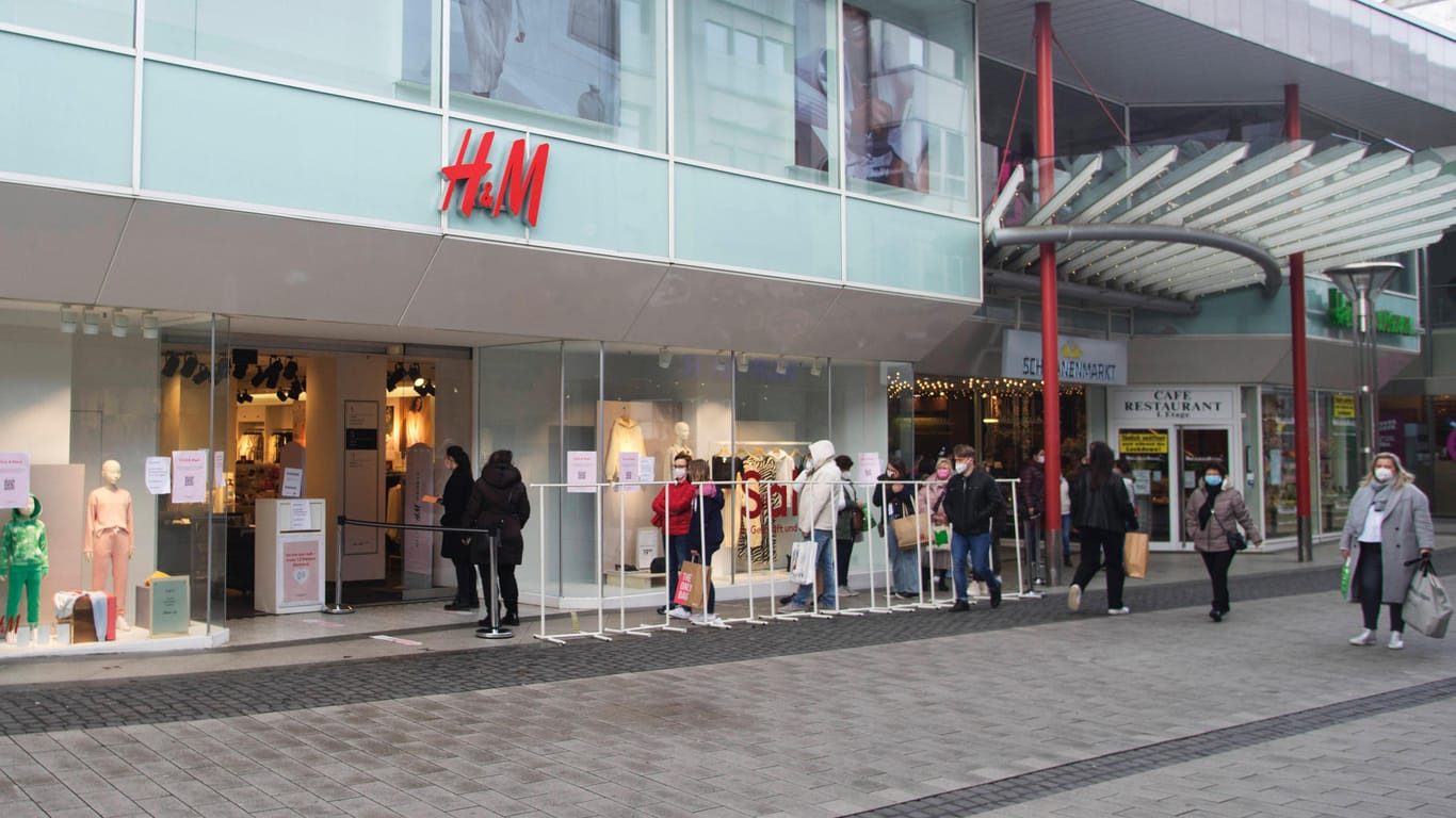 Shoppen mit Anstehen: Erste Öffnungen im März geben H&M Hoffnung.