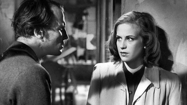 Ernst Wilhelm Borchert als Doktor Hans Mertens und Hildegard Knef als Susanne Wallner in einer Szene des Films "Die Mörder sind unter uns" (1946). Ernst Wilhelm Borchert als Doktor Hans Mertens und Hildegard Knef als Susanne Wallner in einer Szene des Films "Die Mörder sind unter uns" (1946).