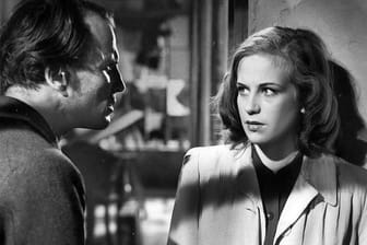 Ernst Wilhelm Borchert als Doktor Hans Mertens und Hildegard Knef als Susanne Wallner in einer Szene des Films "Die Mörder sind unter uns" (1946).
