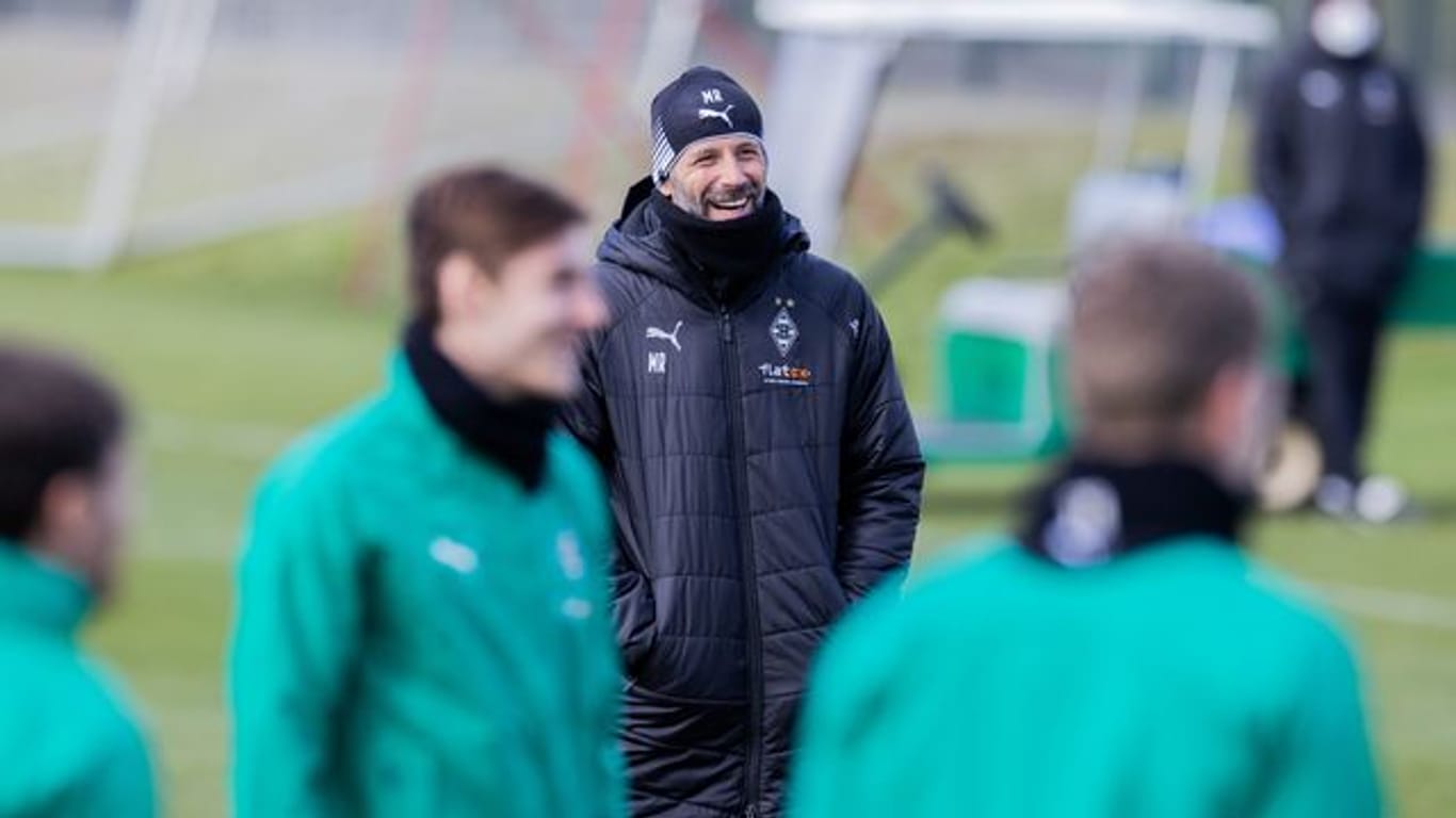 Hat für das Spiel gegen Manchester City "alle wieder an Bord": Mönchengladbachs Trainer Marco Rose (M) beim Abschlusstraining.