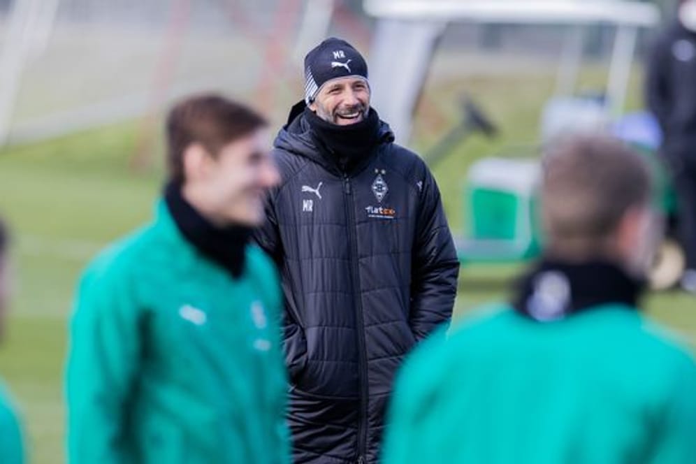 Hat für das Spiel gegen Manchester City "alle wieder an Bord": Mönchengladbachs Trainer Marco Rose (M) beim Abschlusstraining.
