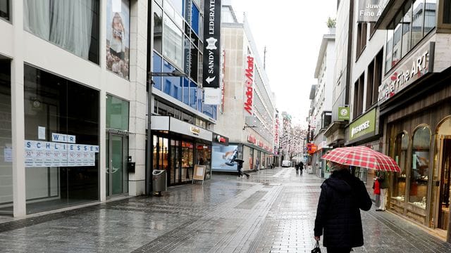 Leere Straße und geschlossene Läden in Köln.