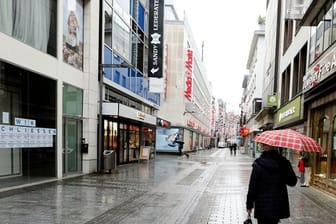 Leere Straße und geschlossene Läden in Köln.