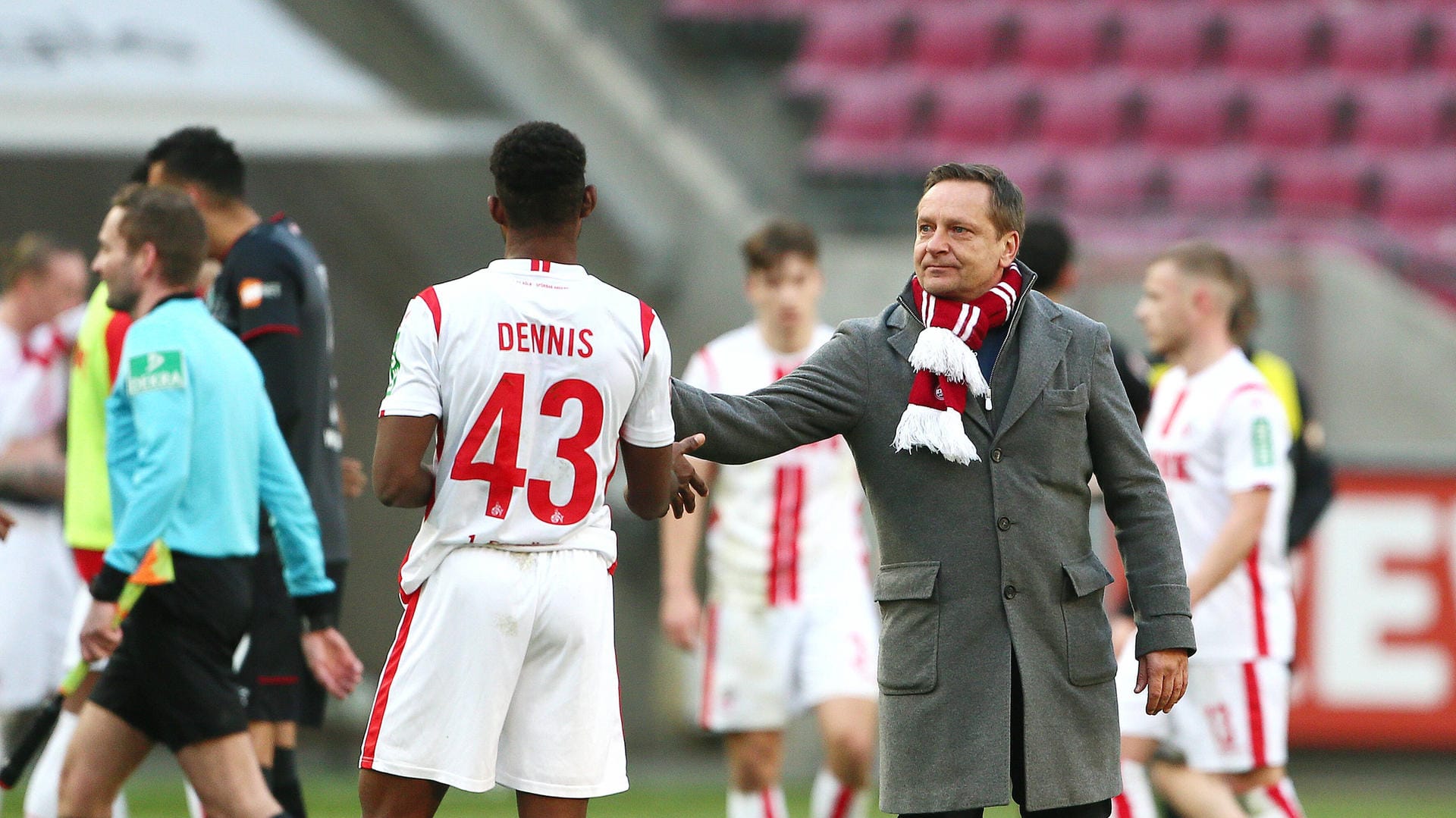 Horst Heldt auf dem Feld mit Spielern des 1.FC Köln (Archivbild): Geschäftsführer Sport hält noch am Trainer fest.