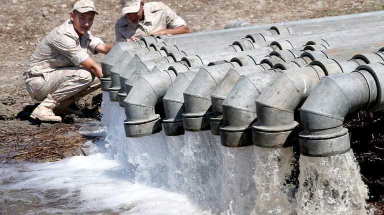 Russische Soldaten bei Arbeiten an einer Wasser-Pipeline auf der Krim: Moskau kann das Wasserproblem auf der Halbinsel bislang nicht lösen.