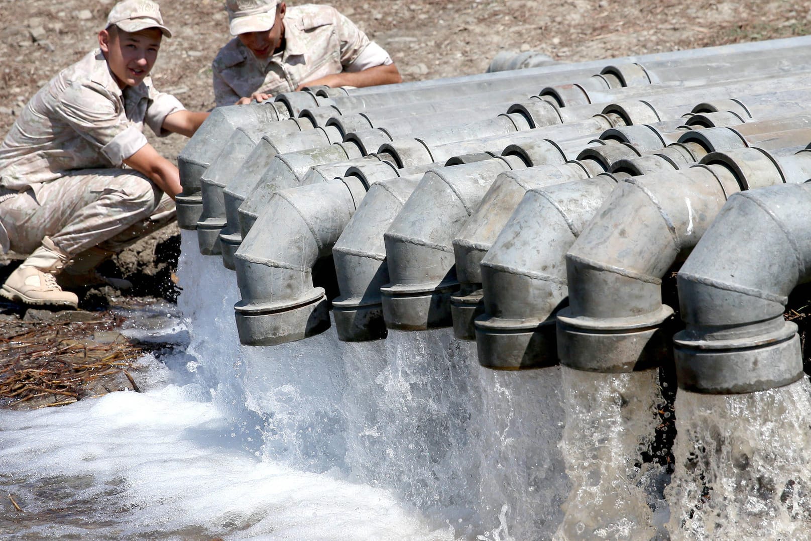 Russische Soldaten bei Arbeiten an einer Wasser-Pipeline auf der Krim: Moskau kann das Wasserproblem auf der Halbinsel bislang nicht lösen.
