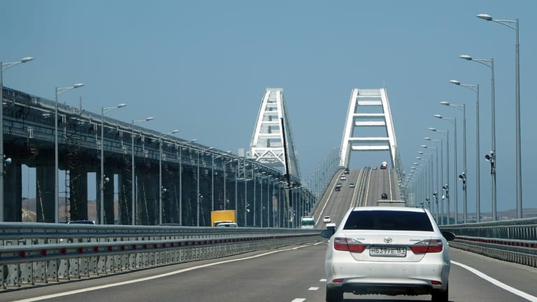 Fahrtrichtung Krim: Die unter internationalem Protest gebaute Krim-Brücke zwischen dem Ort Kertsch auf der Halbinsel Krim und dem russischen Kernland.