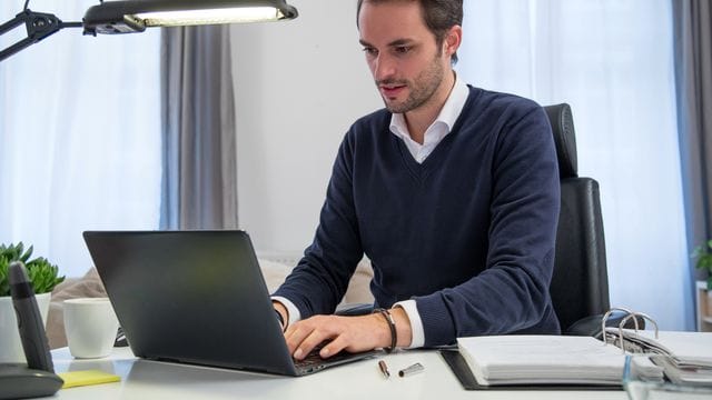 Video an, Ton aus: Beschäftigte können sich im Homeoffice eine Art "virtuelles Büro" schaffen, indem sie sich mit anderen über ein Videokonferenz-Tool zusammenschalten.