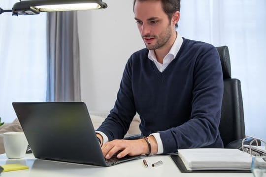 Video an, Ton aus: Beschäftigte können sich im Homeoffice eine Art "virtuelles Büro" schaffen, indem sie sich mit anderen über ein Videokonferenz-Tool zusammenschalten.