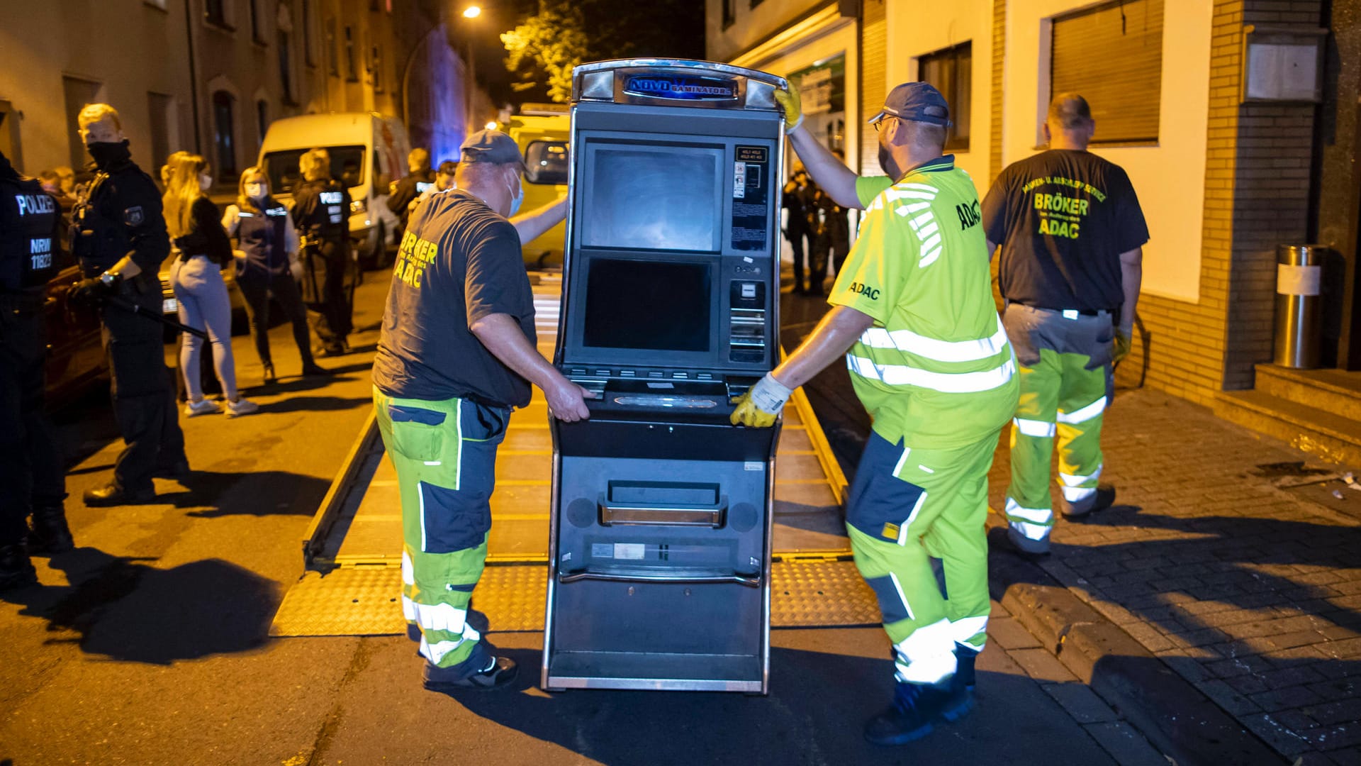 Allein in einer Teestube stellt die Polizei im August 17 illegale Spielautomaten sicher: "Diese Maßnahmen dienen aber auch dazu, den Respekt gegenüber allen Einsatzkräften 'auf der Straße' zu stärken und kriminelle Strukturen aufzuhellen", sagt Reul.