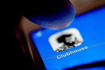 Schluss mit der Adressbuch-Freigabe: In Clubhouse kann man nun Leute einladen, indem man ihre Nummer eintippt.