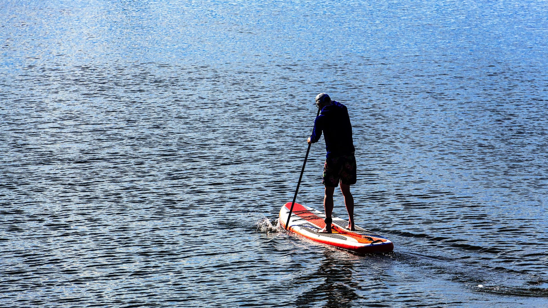 Ein Mann auf einem Paddle-Board (Symbolbild): In Mülheim hat ein Polizist einen Ertrinkenden mit einem Paddle-Board aus der Ruhr gerettet.