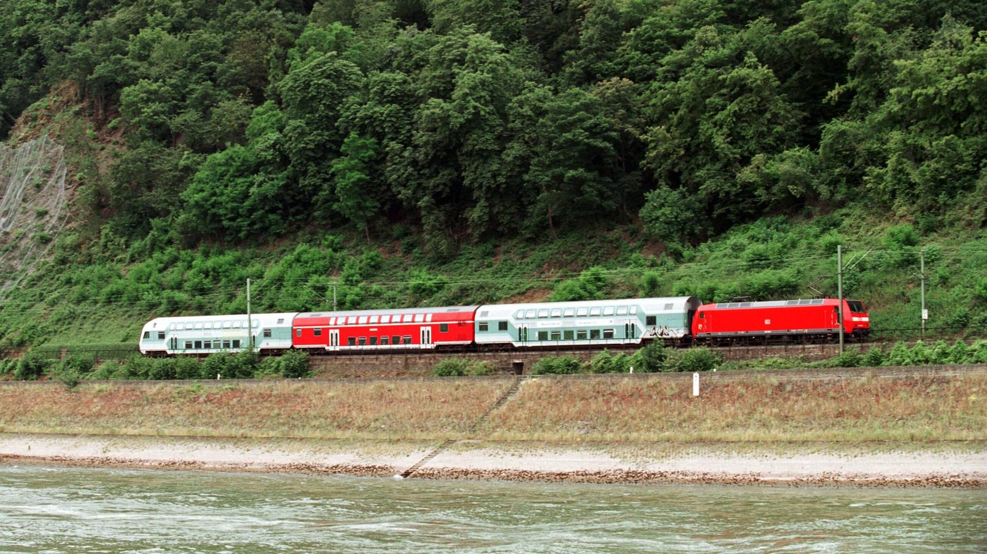 Regionalzug auf der Rheintalstrecke: Immer wieder rutschen Felsmassen nach (Symbolbild). Regionalzug auf der Rheintalstrecke: Immer wieder rutschen Felsmassen nach (Symbolbild).