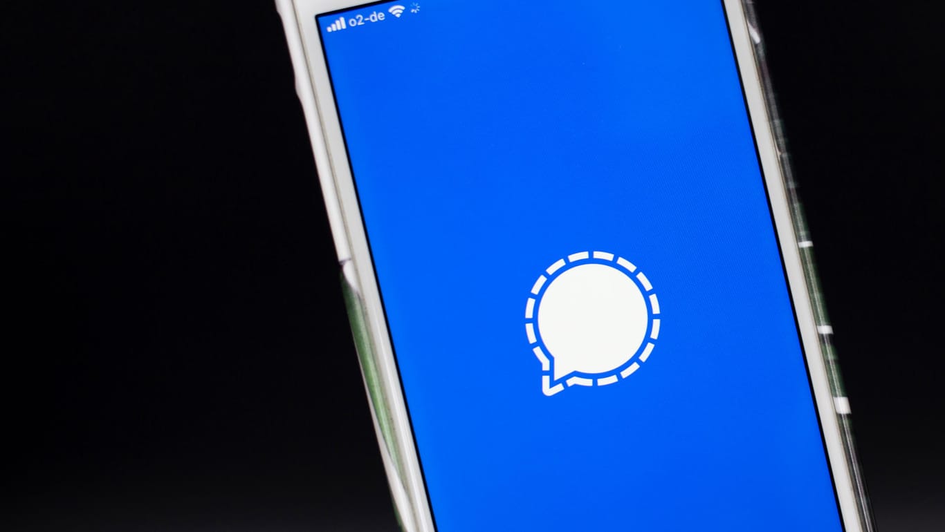 Das Logo von Signal auf einem Smartphone: Der Messenger erhält regelmäßig neue Funktionen.