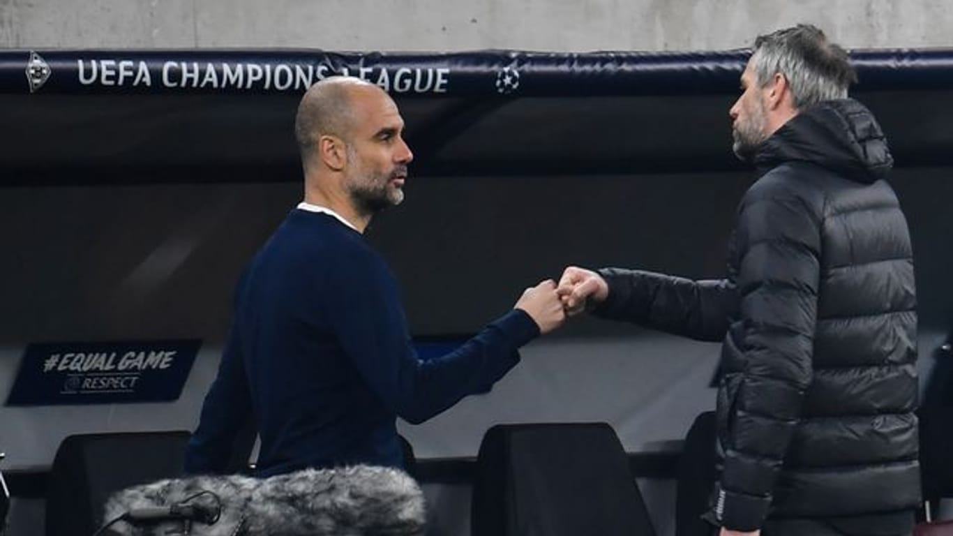 Manchester Citys Trainer Pep Guardiola (l) und Gladbachs Coach Marco Rose wollten sich beim Rückspiel auf eine Flasche Wein treffen.