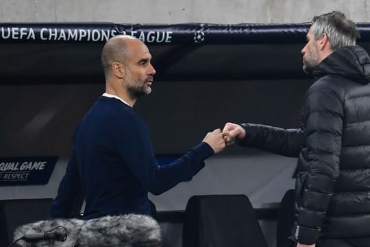 Manchester Citys Trainer Pep Guardiola (l) und Gladbachs Coach Marco Rose wollten sich beim Rückspiel auf eine Flasche Wein treffen.