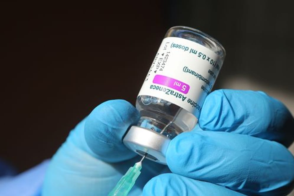 Auch Deutschland setzt Corona-Impfungen mit dem Präparat des Herstellers Astrazeneca vorsorglich aus.