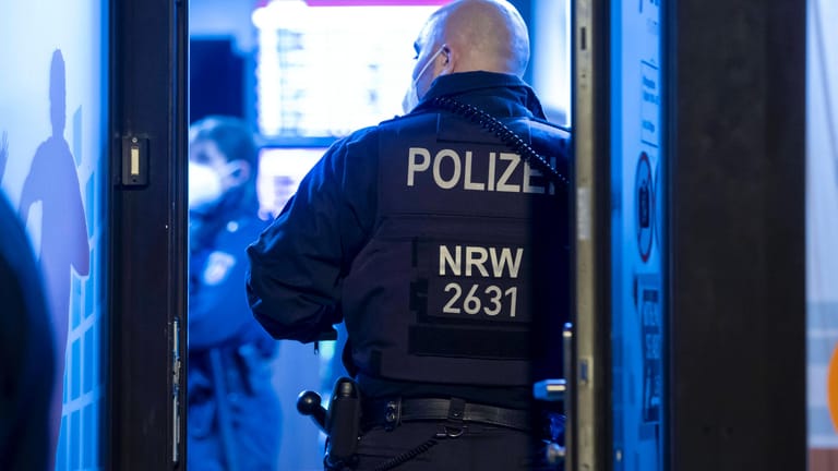 Polizist bei einer Clan-Razzia in Duisburg: Im Corona-Jahr 2020 wurden bei Razzien weniger Strafanzeigen geschrieben. Viele Kriminalitätshotspots waren durch die Corona-Maßnahmen ohnehin geschlossen.