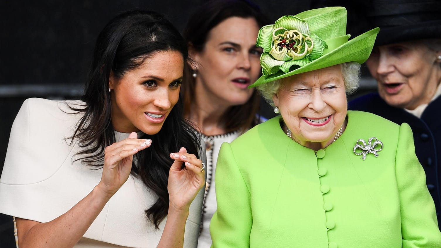 Herzogin Meghan und Queen Elizabeth II.: Das neue Titelblatt der Satirezeitschrift "Charlie Hebdo" zeigt die beiden Frauen nach dem Oprah-Winfrey-Interview.