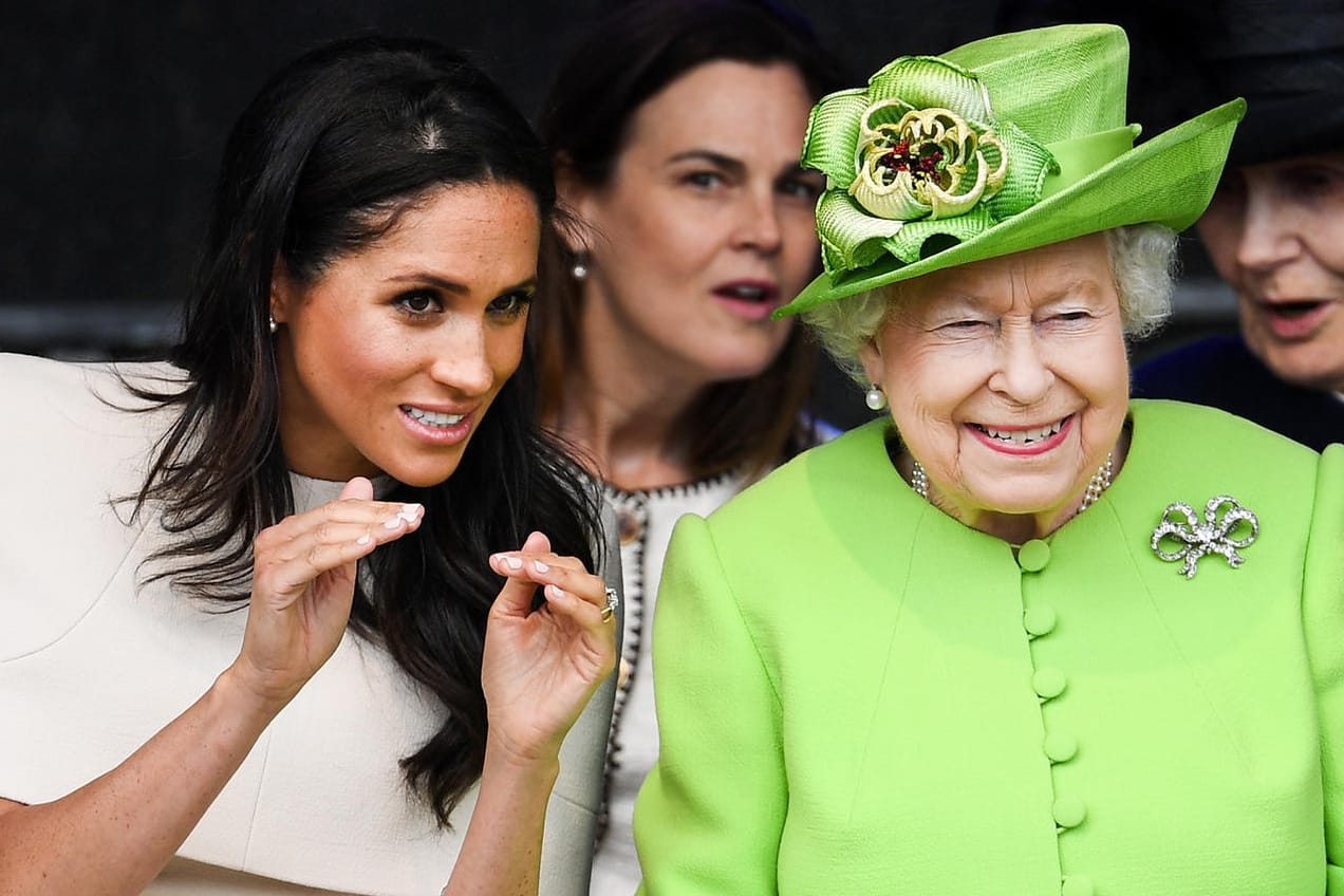 Herzogin Meghan und Queen Elizabeth II.: Das neue Titelblatt der Satirezeitschrift "Charlie Hebdo" zeigt die beiden Frauen nach dem Oprah-Winfrey-Interview.