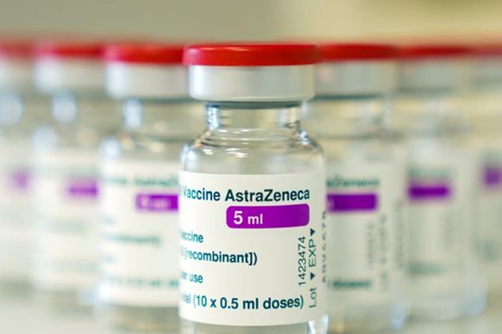 Auf einem Tisch stehen Ampullen Astrazeneca-Impfstoffs