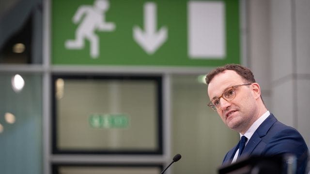 Jens Spahn (CDU), Bundesminister für Gesundheit, äußert sich auf einer Pressekonferenz zur Aussetzung des Corona-Impfstoffs Astrazeneca.