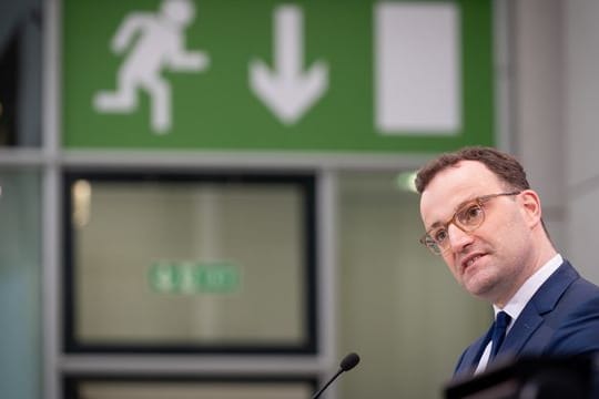 Jens Spahn (CDU), Bundesminister für Gesundheit, äußert sich auf einer Pressekonferenz zur Aussetzung des Corona-Impfstoffs Astrazeneca.