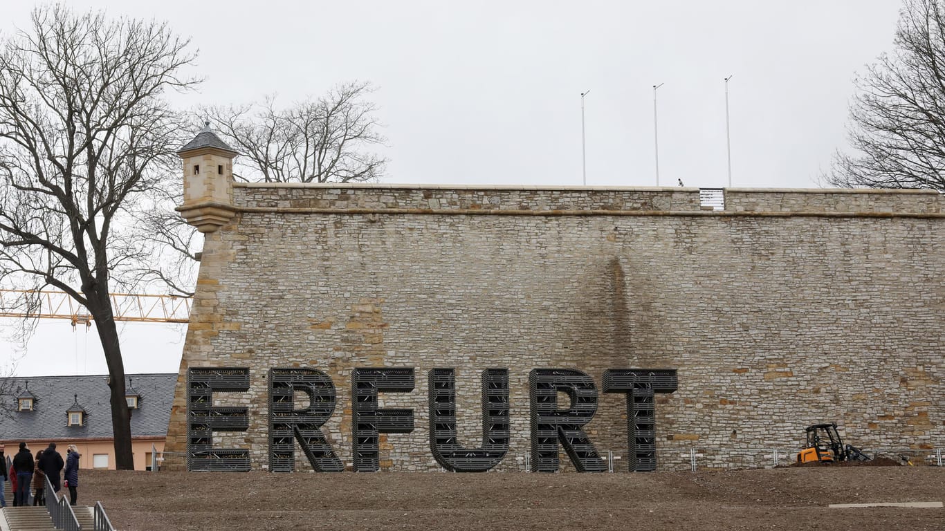 Der Schriftzug "Erfurt" steht auf einem Hügel auf dem Petersberg: Am 23. April soll hier die Bundesgartenschau starten.