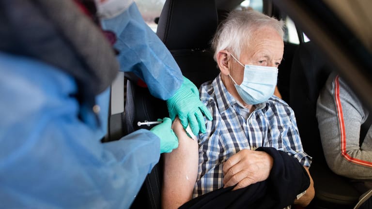 Ein Senior wird in Niedersachsen im Auto geimpft: Wer will nach dem Astrazeneca-Desaster noch den britischen Impfstoff verabreicht bekommen?